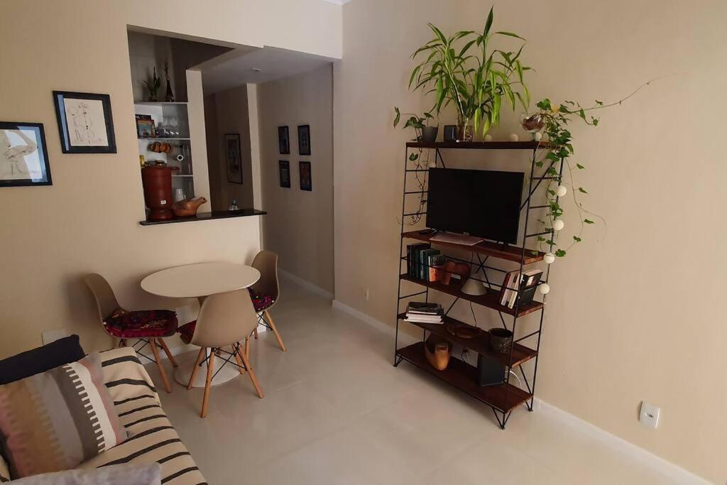 Apartamento Na Quadra Da Praia De Copacabana Apartamento *